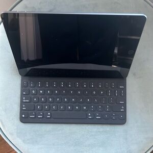 iPad 9th gen Apple keyboard